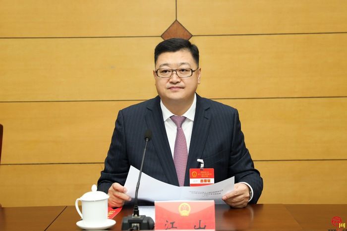 历下区十八届人大四次会议主席团举行第一次会议