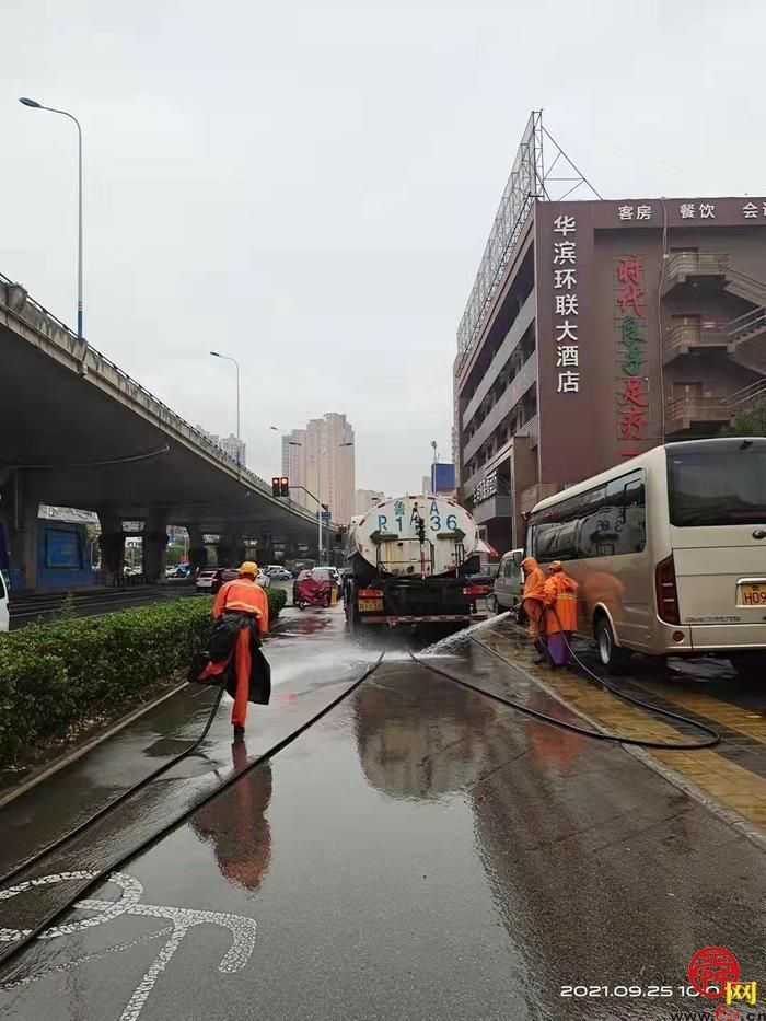 风雨无阻 闻汛而动 济南城管1.8万余名保洁员冒雨奋战一线