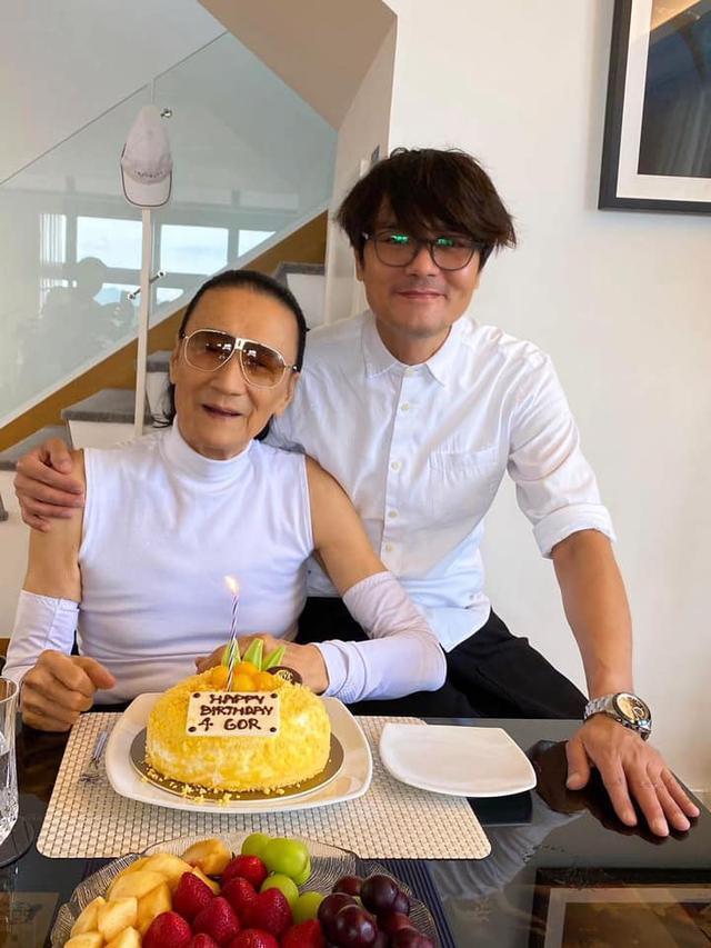 老当益壮84岁谢贤近照精神似小伙不输身旁小31岁影帝