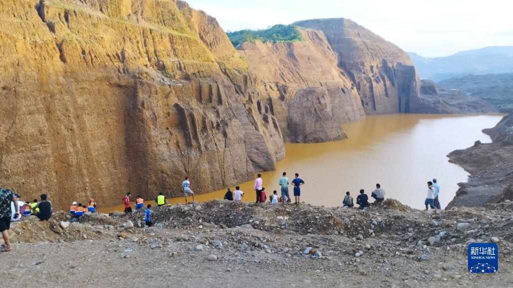 缅甸北部一玉石矿区坍塌致数十人失踪