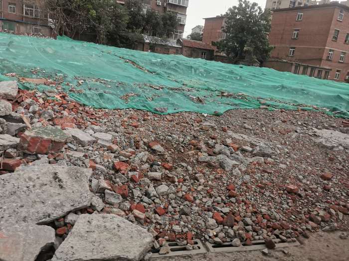 【啄木鸟在行动】济南市历城区烈士山路与朝山街交汇处有大片施工地大片渣土未覆盖完全