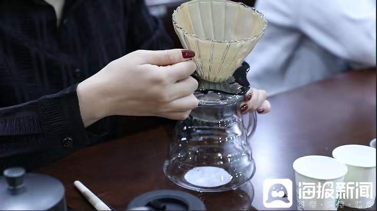 在躺平与内卷之间，他选择上夜校