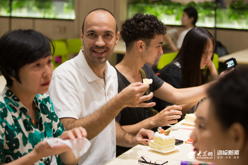 鲜花、快闪、2米长的蛋糕……山东一高校学生共祝老师节日快乐