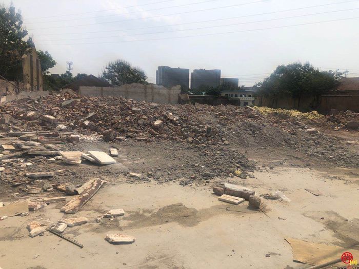 【啄木鸟行动】天桥区小清河南路道路旁成片建筑垃圾渣土裸露堆放