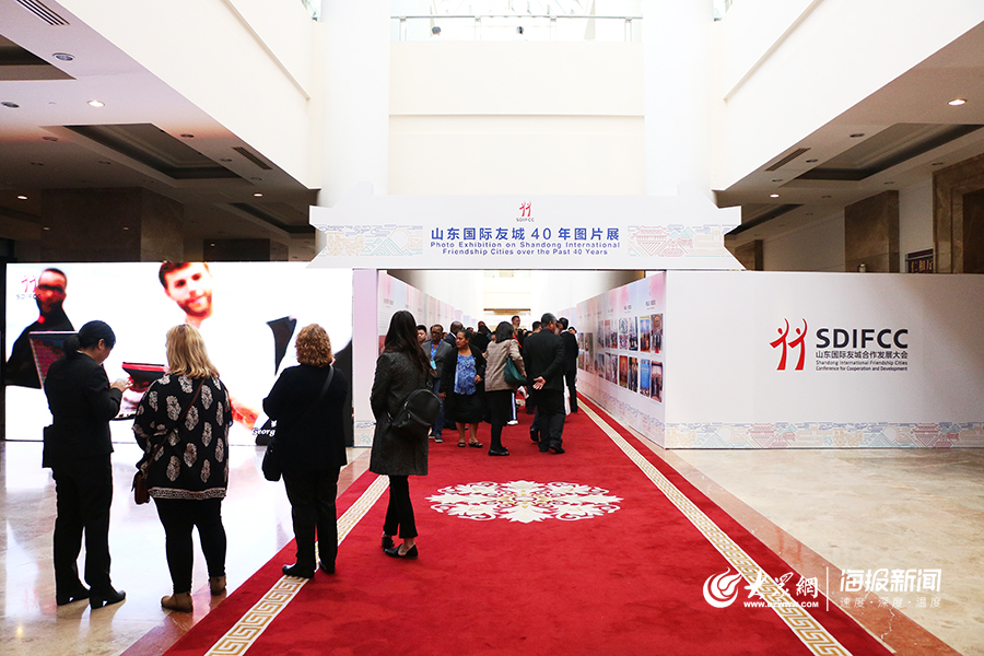 33国的外宾们来了！山东国际友城40年图片展成“打卡地”