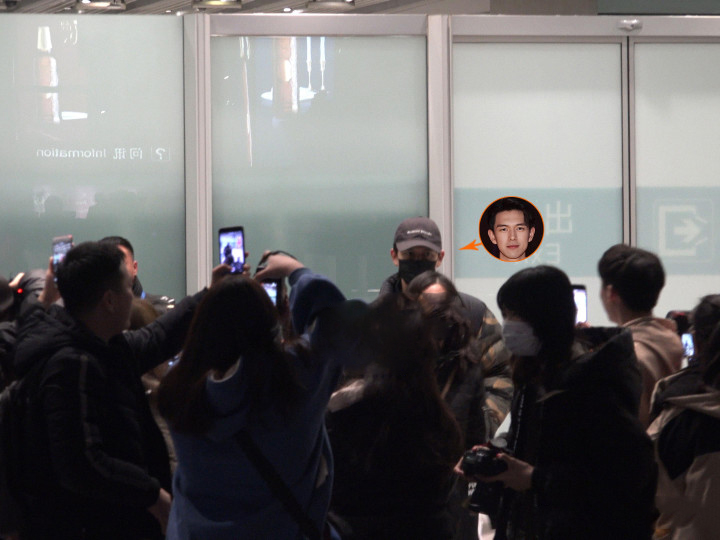 李现遭迷妹围堵场面混乱，仓皇爬上电瓶车“逃之夭夭”