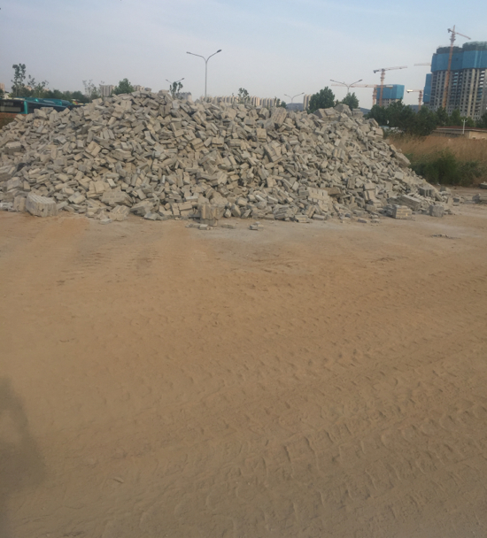 【啄木鸟在行动】新泺大街与凤凰路交汇处西南角存在扬尘隐患