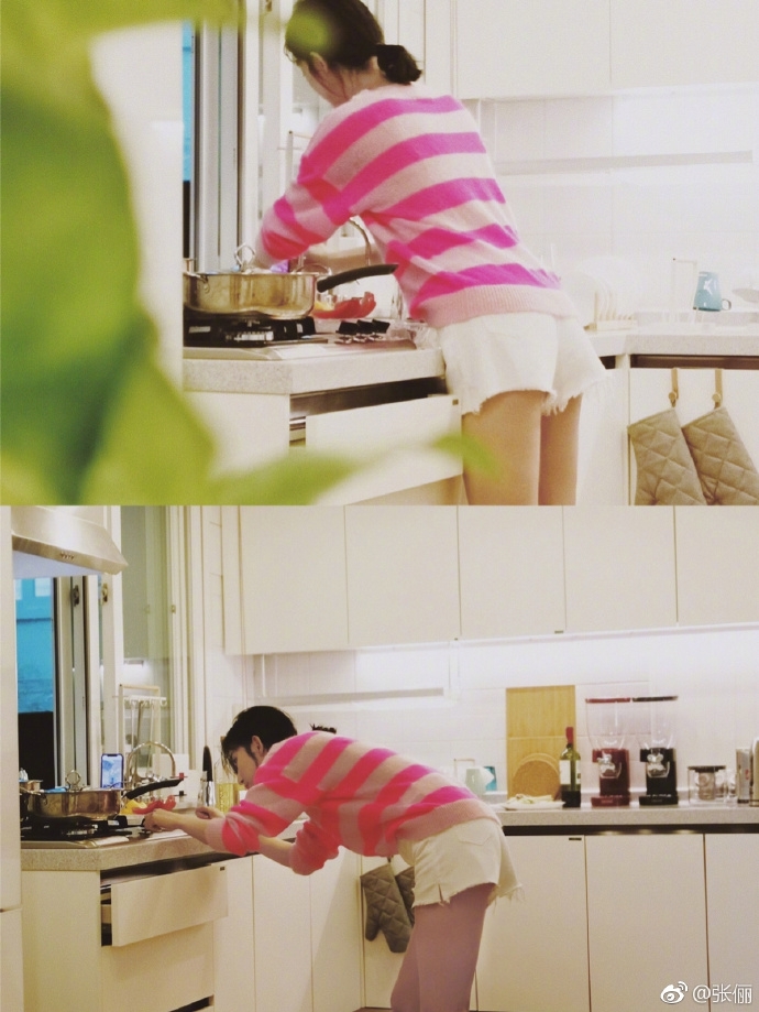 张俪变身厨房小能手煎牛扒 大秀长腿对镜甜笑自然清新