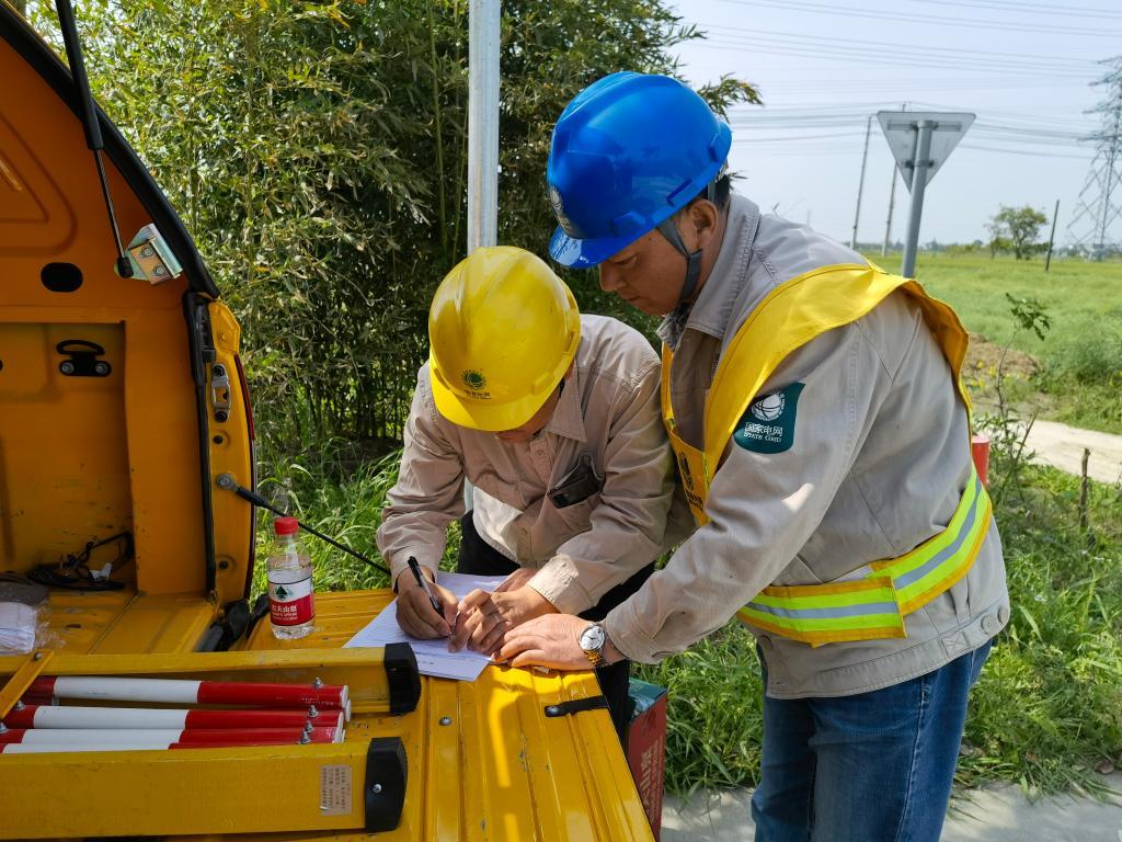 点赞！高温下不惧“烤”验的劳动者