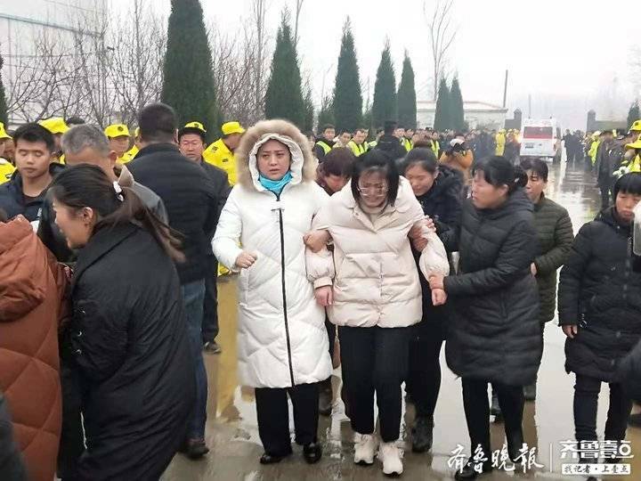 张雪领追悼会在郓城举行，社会各界群众自发前往送别