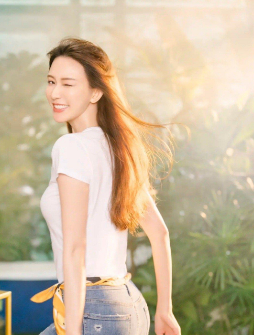 林志玲婚后身材依旧火辣 对镜跳舞少女感十足