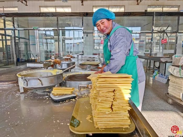 泉水人家有一“煎饼侠”，百十岁了依然嘎嘣脆，听说还有了新绝活…