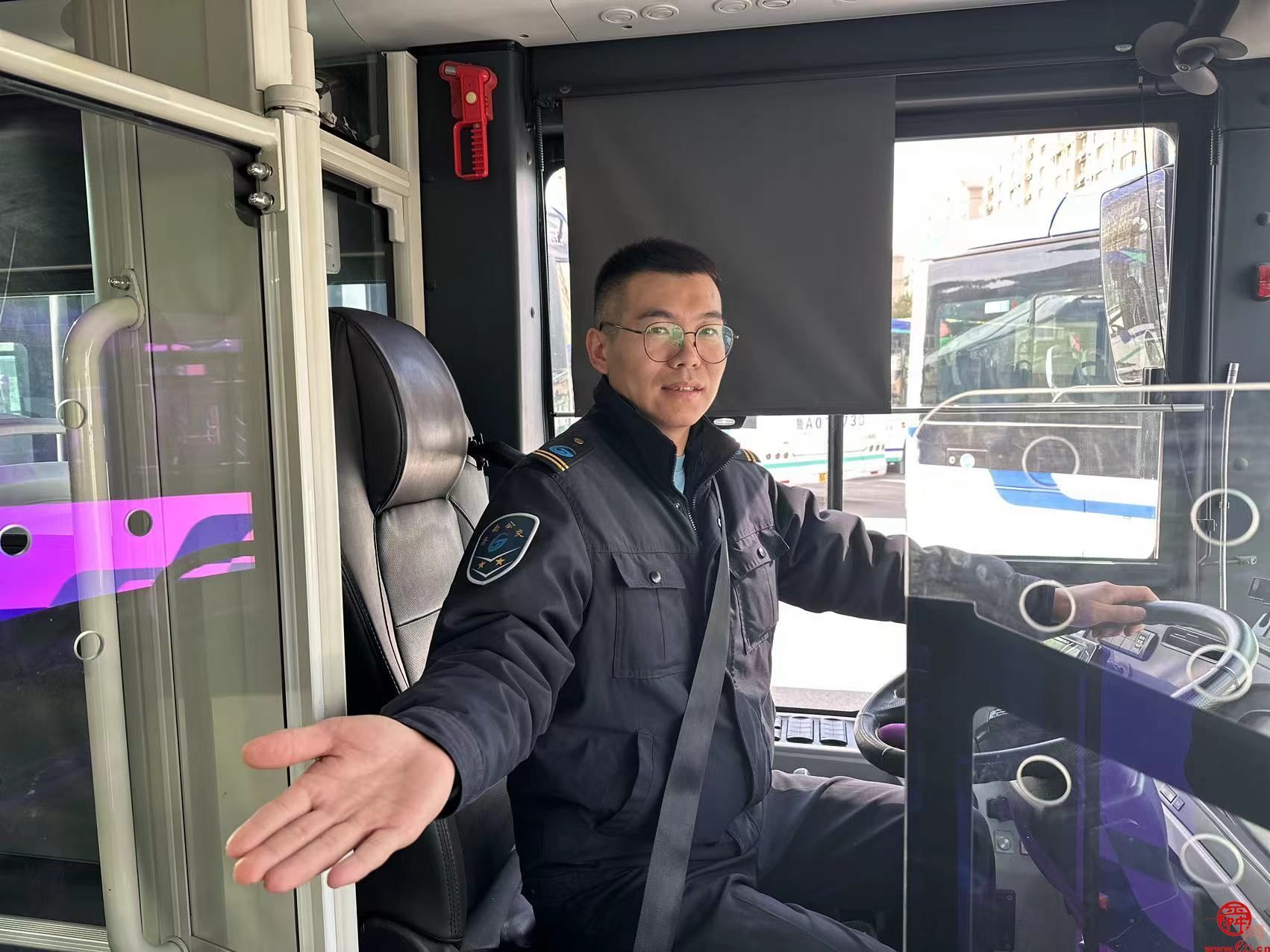 济南公交K41路驾驶员爱心助残 市民送锦旗表示感谢