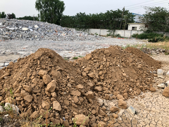 【啄木鸟在行动】102省道与济南大东环高速交汇处附近有建筑垃圾露天堆放