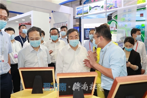 首届中国国际文化旅游博览会开展 孙立成于杰孙述涛参观展区