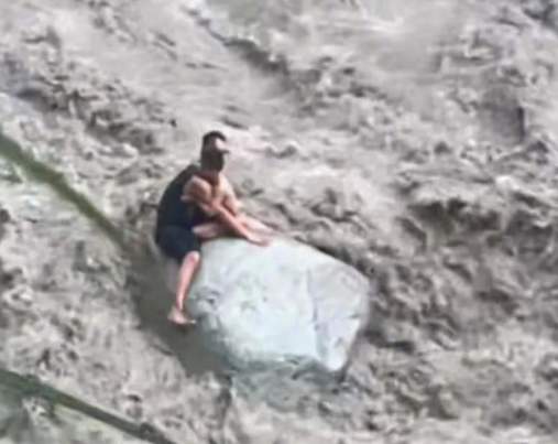 网红“试胆石”被砸 “仙境”还是“险境”就在一念之间