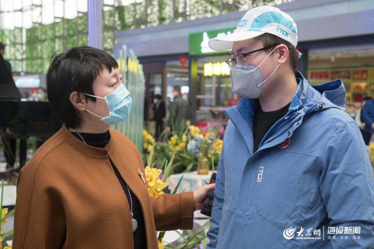 山东第十二批援助湖北医疗队在机场歌唱《我和我的祖国》为自己加油