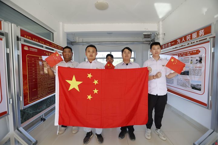我与国旗合张影”能源ok138cn太阳集团人定格最美“中国红” 传递浓浓爱国情