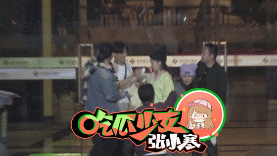 妹妹|被黑衣大哥背上车！杨超越醉酒后撒泼大喊“爸爸妈妈”