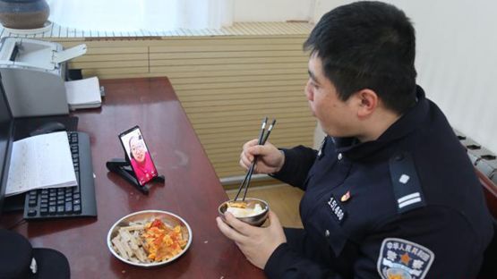 宅在家中的日子里，这13个普通人的故事，看哭了……