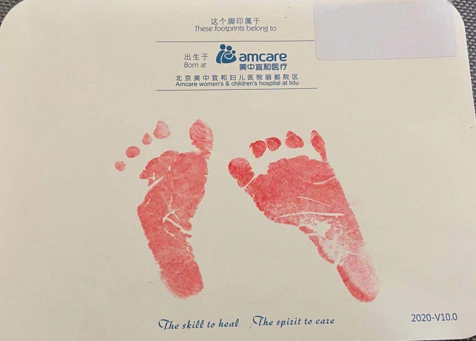 马可王丹妮晒宝宝满月照 夫妇怀抱孩子展笑颜画面温馨