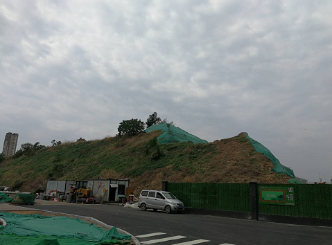 【啄木鸟在行动】槐荫区兴福寺路与东营路交叉口附近渣土堆防尘网覆盖不全