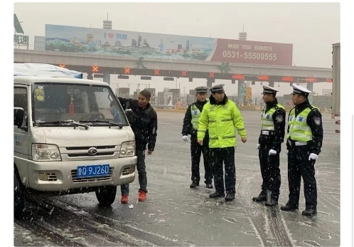 济南雪天交警执勤保畅通，展现亮丽“雪警”！