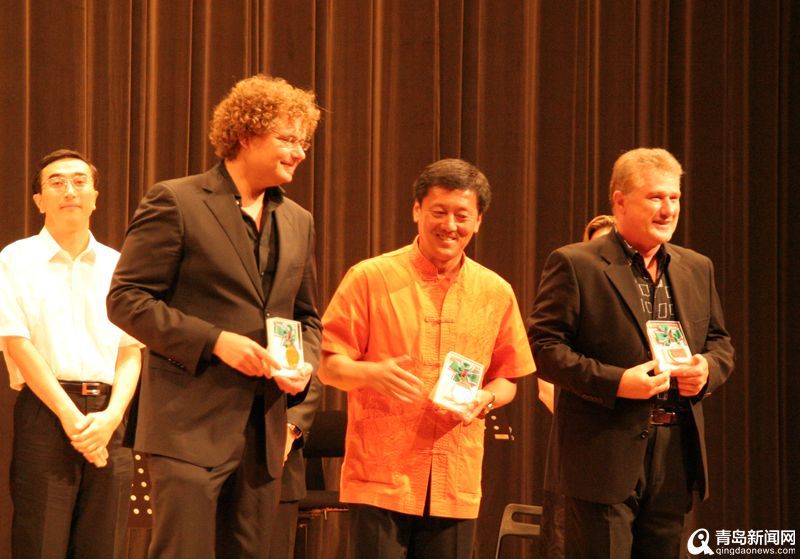 青岛口哨大师吹出世界冠军 上海粉丝打飞的来学