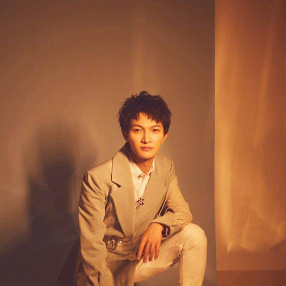 周深在男厕清嗓被提醒不要走错|周深在男厕清嗓被提醒不要走错，深深太会安慰人了