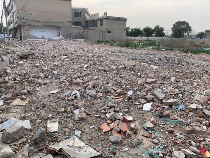 【啄木鸟在行动】章丘区七贤居茶庄附近建筑垃圾未完全覆盖