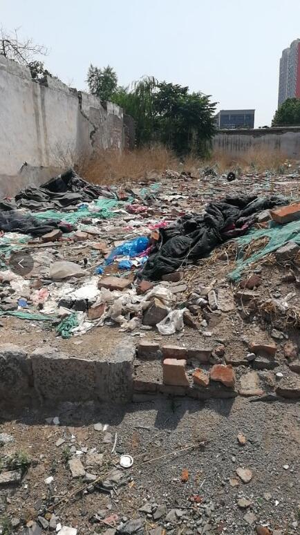 【啄木鸟在行动】槐荫区匡山大街与二环西路口往西150米附近渣土裸露