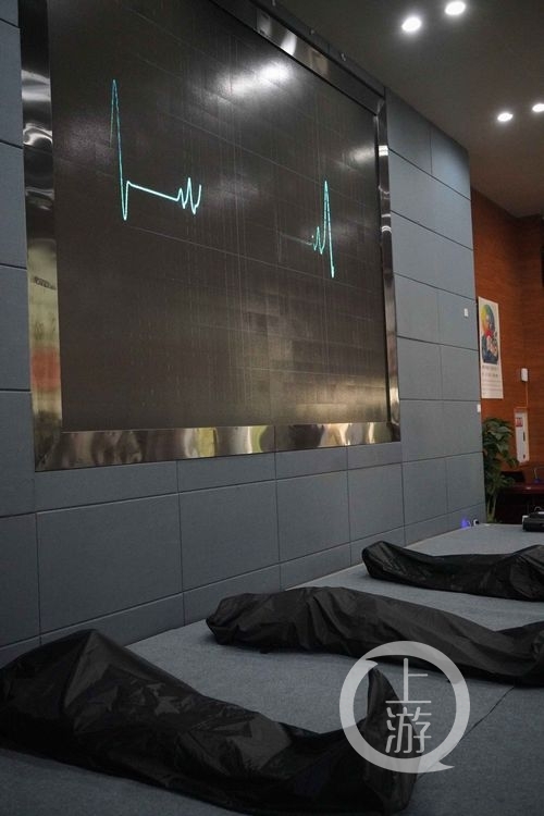 大学生躺裹尸袋“体验死亡”：活着，真好！