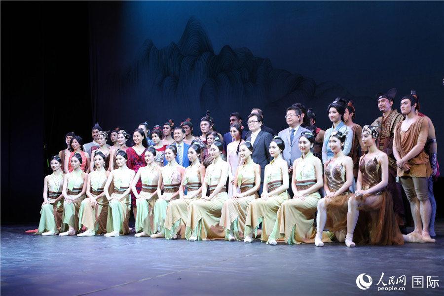 “让中国艺术搭起民心沟通的桥梁”——芭蕾舞剧《花木兰》在毛里求斯上演