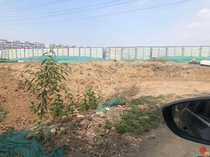 【啄木鸟行动】槐荫区美里村施工工地内成片渣土未遮盖防尘网