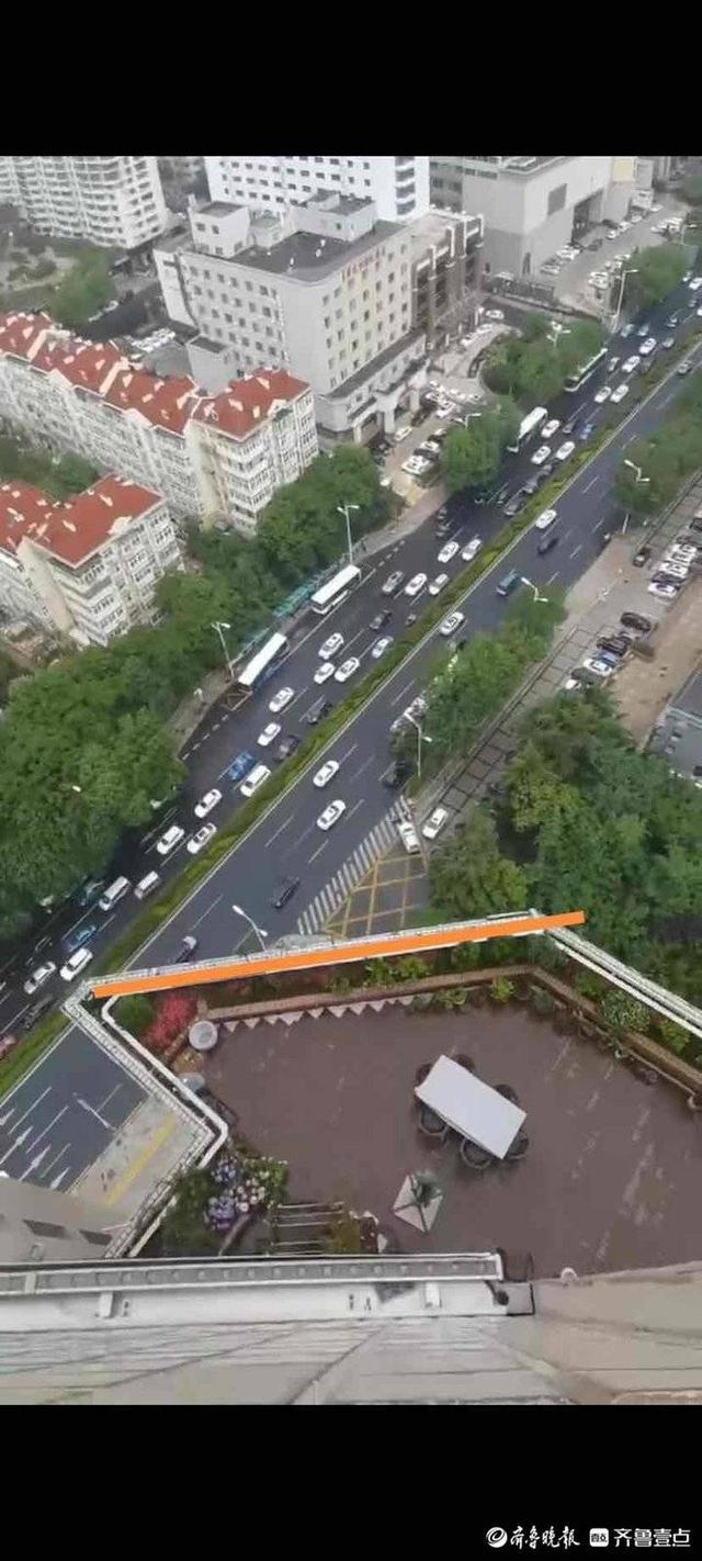 青岛一16岁学生高空扔下一包复印纸，67岁女子被砸中死亡