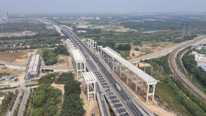 京台高速改扩建跨小清河段已开始箱梁吊装
