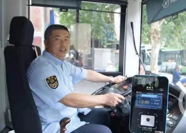 乘客吵得不可开交！司机停车说了一句话，整辆车都安静了