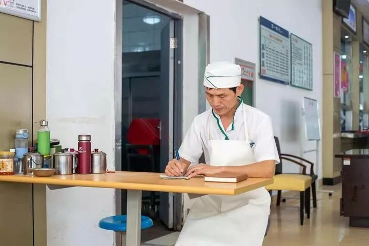 这个高校食堂火了！学生：爱上了食堂师傅的诗