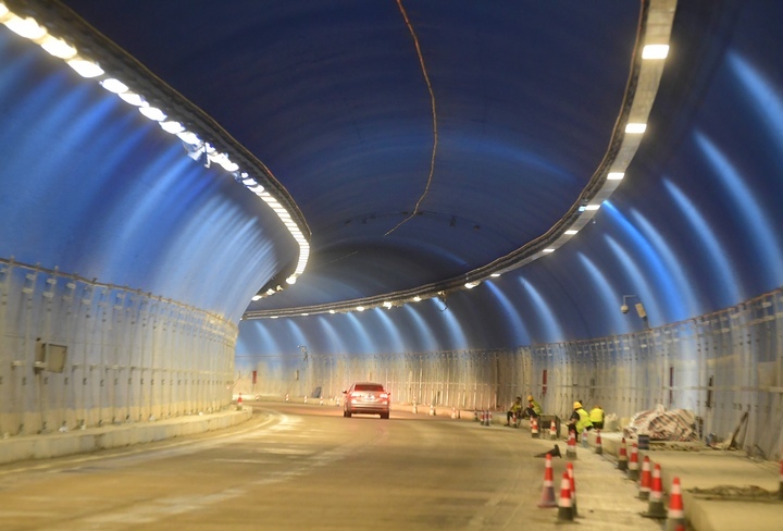 开元隧道拱顶开始大面积喷涂“泉之蓝”，济南将新添梦幻蓝隧道