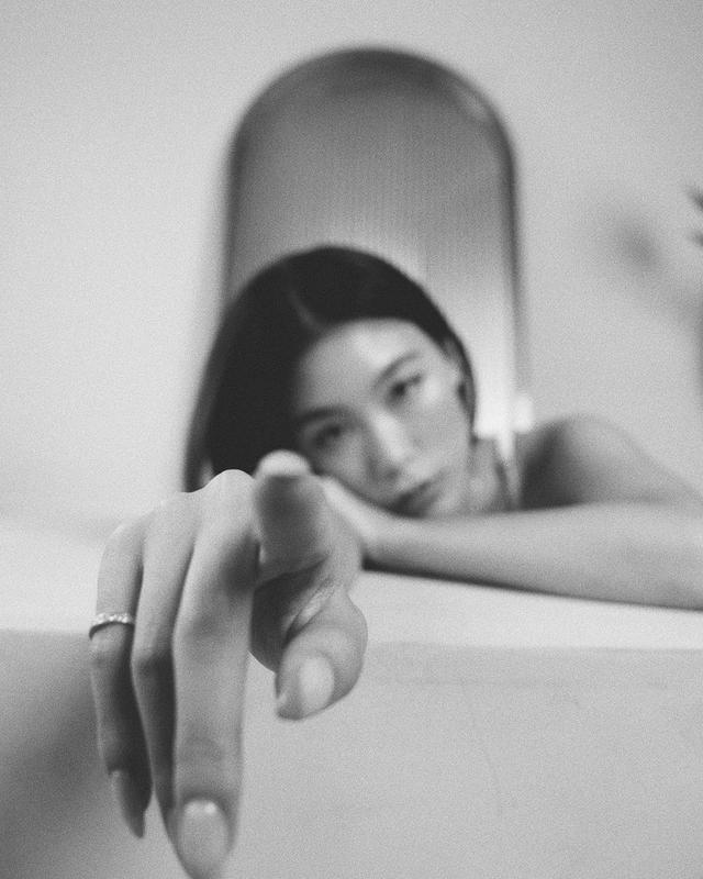 高以翔|高以翔女友罕见晒黑白照，疑回怼外界恶评，眼神迷离状态憔悴