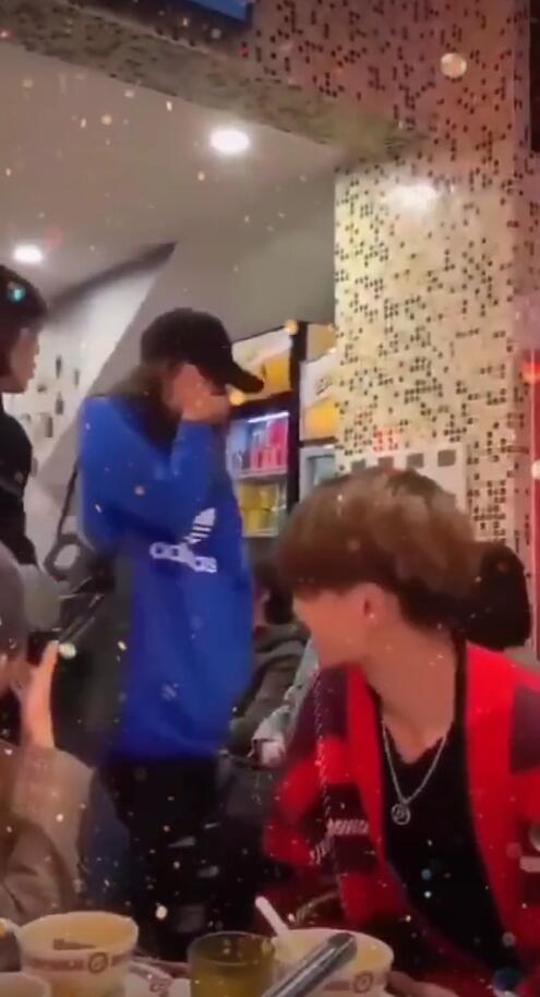 鹿晗关晓彤穿情侣装吃火锅，一前一后包裹严实低调现身