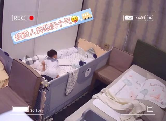 安以轩儿子翻越床板超惊险，小小年纪身手不错化险为夷