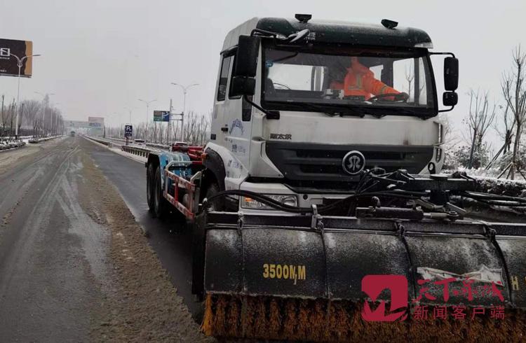 文明济南经得起大雪检阅 因为有人一直在行动