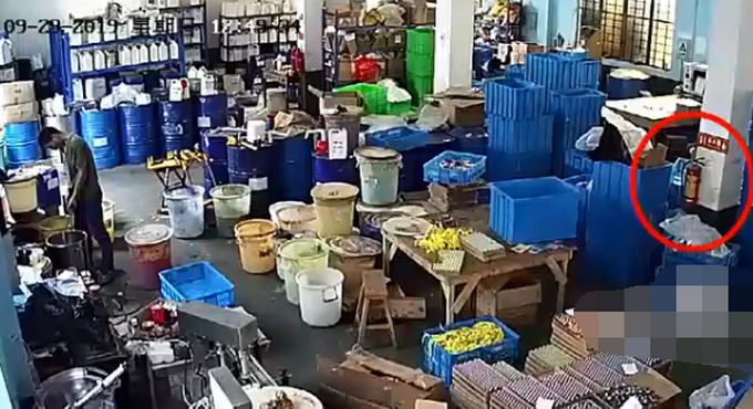 迷惑！有灭火器不用，员工救火用嘴吹，火灾事故致19人遇难