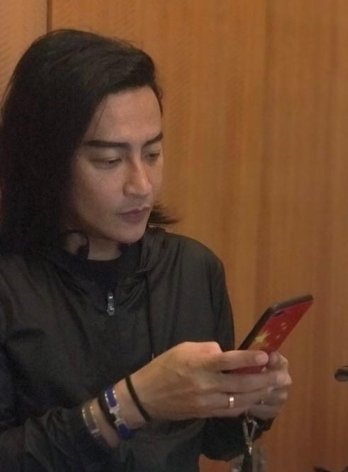 气质颓废！陈志朋机场造型神似犀利哥，名牌包背成地摊货