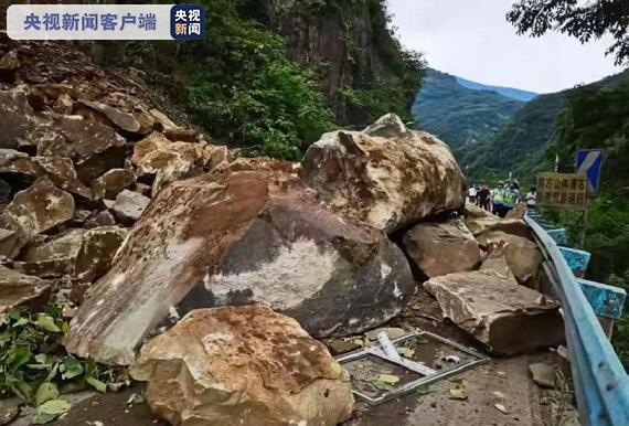 321国道贵州毕节路段因山体落石导致交通中断 往返四川需绕行