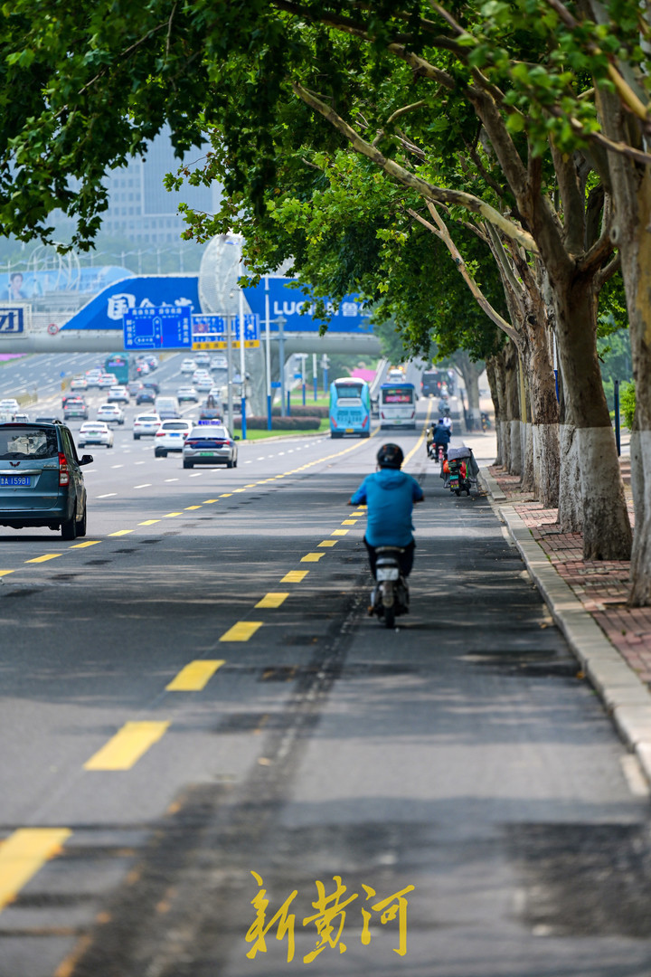 经十路这个路段非机动车道增宽半米