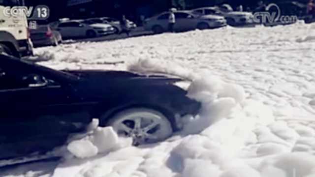 西安一路口涌出大量泡沫 环保局：初步判定没有毒害