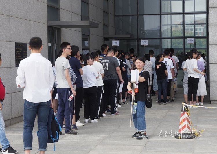 山东师大综合招生开始，考生排队入场