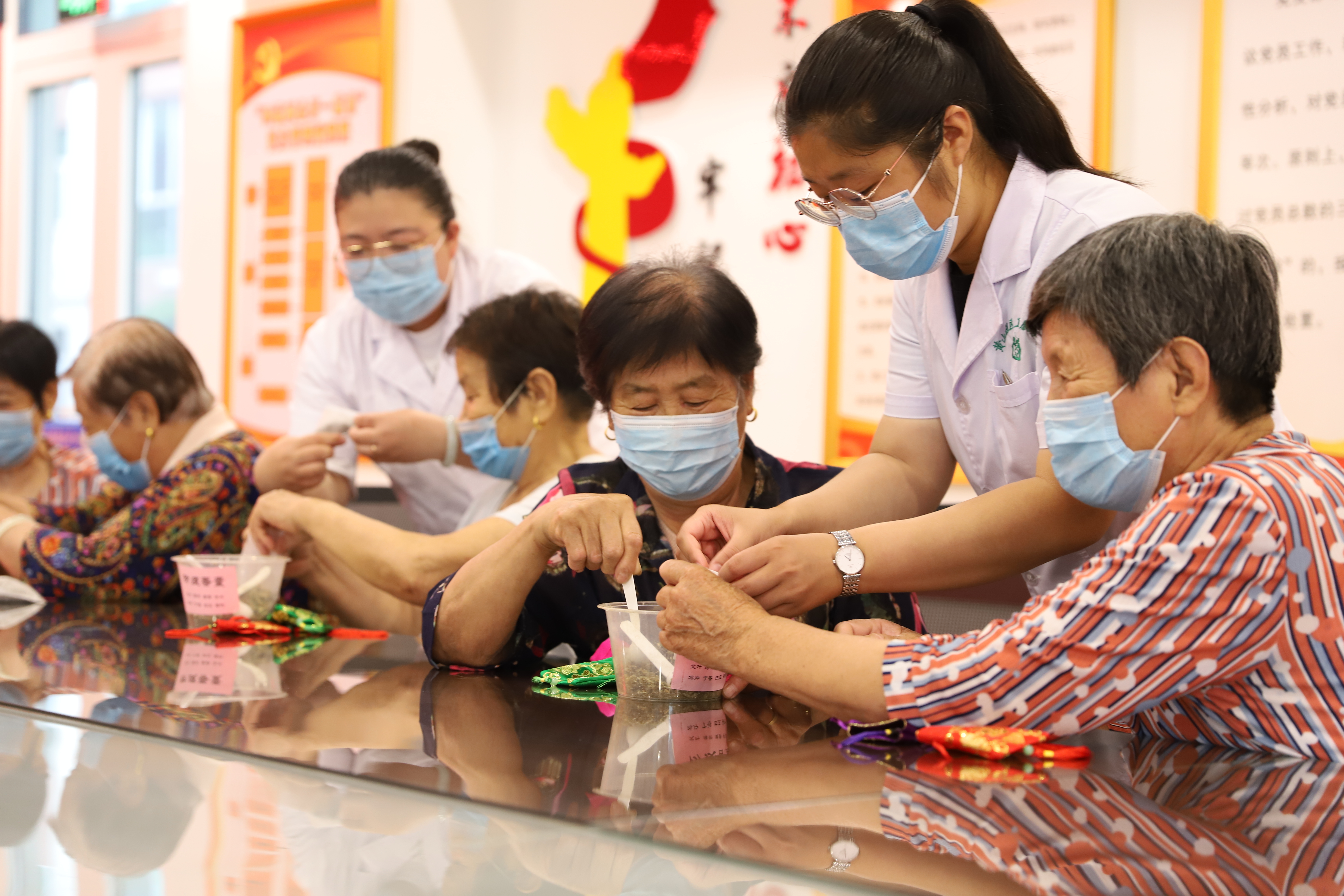 组图︱量血压、测血糖、做香囊……这里老人们喜迎端午节